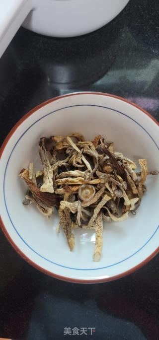 瘦肉炒鹿茸菇的做法步骤：1