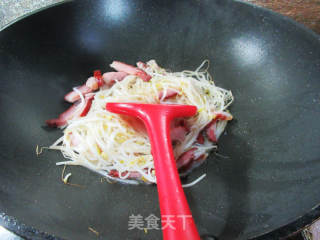 酱肉炒绿豆芽的做法步骤：7