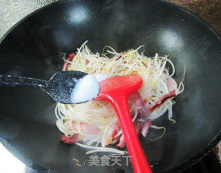 酱肉炒绿豆芽的做法步骤：6