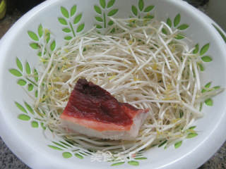 酱肉炒绿豆芽的做法步骤：1