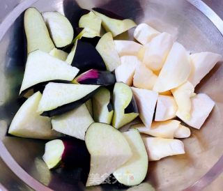 茭白茄子焖排骨肉的做法步骤：8