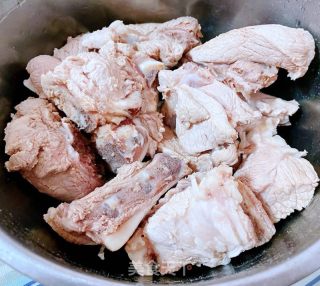 茭白茄子焖排骨肉的做法步骤：4