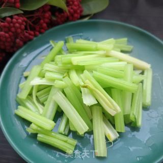 水炒芹菜的做法步骤：9