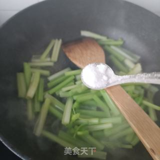 水炒芹菜的做法步骤：7