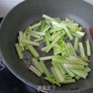 水炒芹菜的做法步骤：6