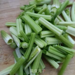水炒芹菜的做法步骤：3