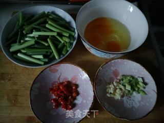 蒜苔炒鸡蛋的做法步骤：1
