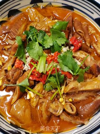 香辣过瘾、妙不可言的  水煮肥肠的做法步骤：9