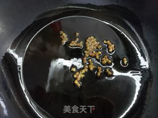 香辣过瘾、妙不可言的  水煮肥肠的做法步骤：7