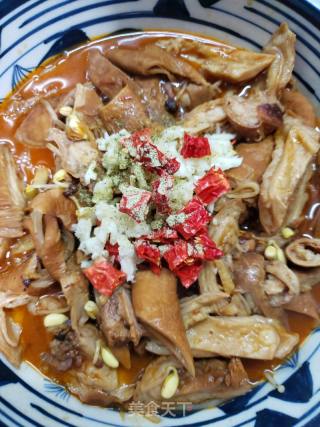 香辣过瘾、妙不可言的  水煮肥肠的做法步骤：6