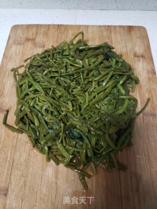 红薯梗馅饼的做法步骤：1