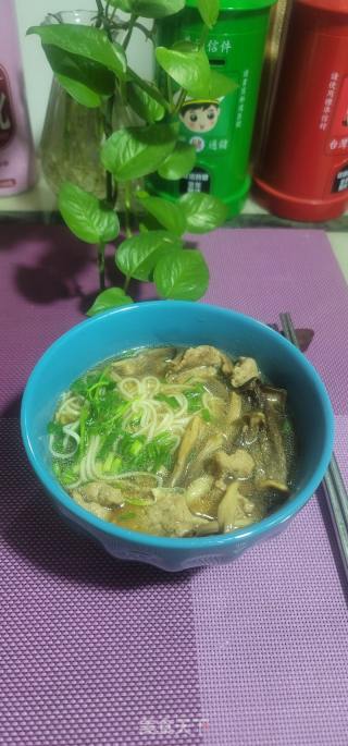 鹿茸菇肉片汤面的做法步骤：13