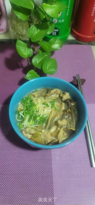 鹿茸菇肉片汤面的做法步骤：12