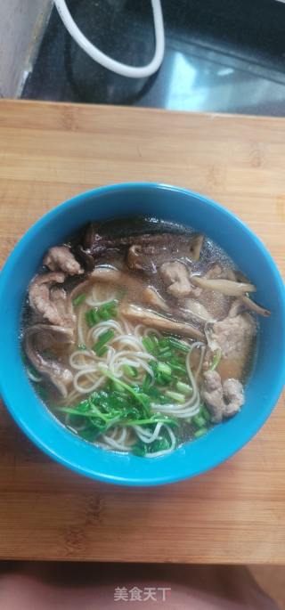鹿茸菇肉片汤面的做法步骤：11