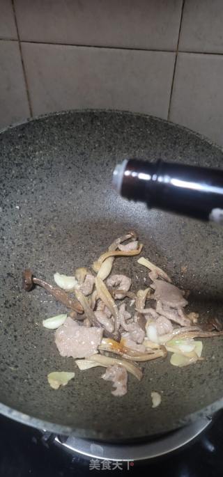 鹿茸菇肉片汤面的做法步骤：8