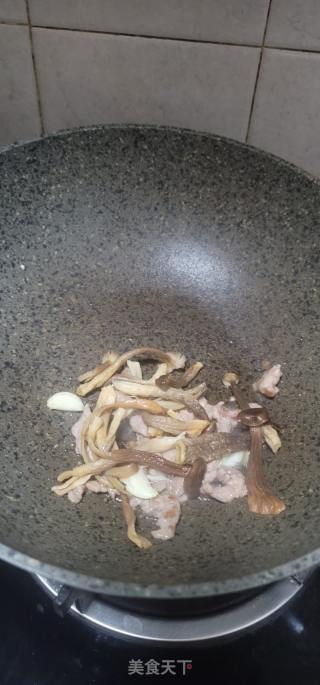鹿茸菇肉片汤面的做法步骤：7