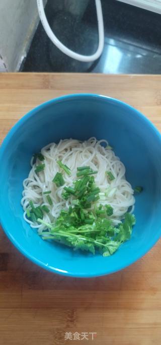 鹿茸菇肉片汤面的做法步骤：4