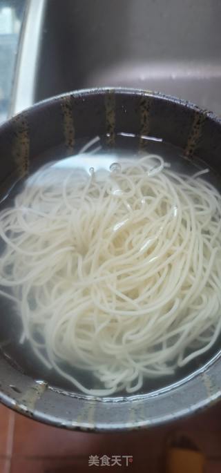 鹿茸菇肉片汤面的做法步骤：3