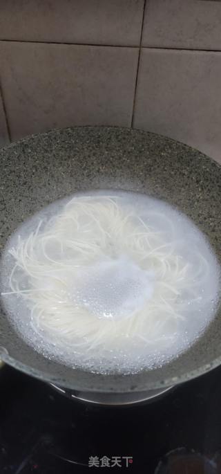 鹿茸菇肉片汤面的做法步骤：2