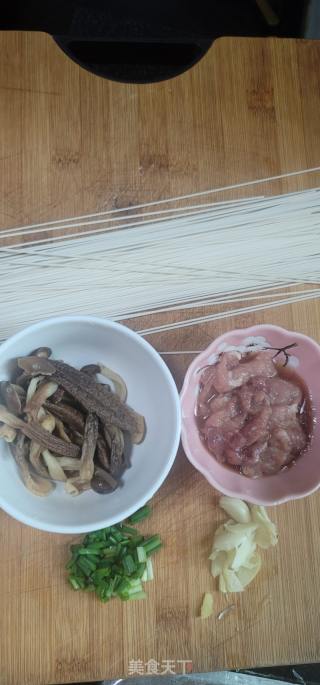 鹿茸菇肉片汤面的做法步骤：1