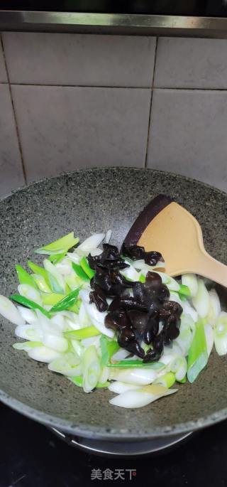 大葱炒黑木耳肉片的做法步骤：9