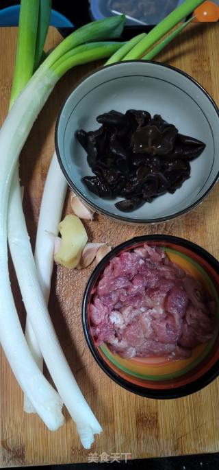 大葱炒黑木耳肉片的做法步骤：1