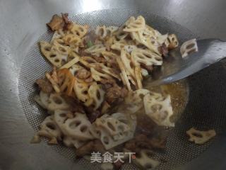 莲藕炒鲜蘑的做法步骤：6