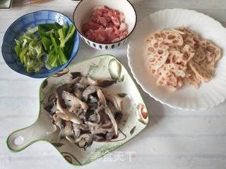莲藕炒鲜蘑的做法步骤：3