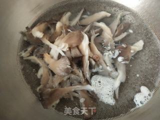 莲藕炒鲜蘑的做法步骤：2