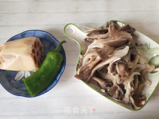 莲藕炒鲜蘑的做法步骤：1