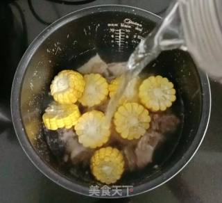 玉米萝卜排骨汤的做法步骤：7