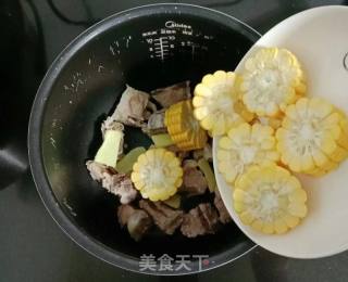 玉米萝卜排骨汤的做法步骤：6