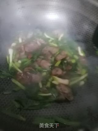 蒜苗炒腊肠的做法步骤：5