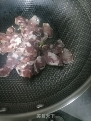 蒜苗炒腊肠的做法步骤：3