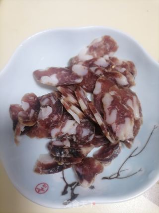 蒜苗炒腊肠的做法步骤：1