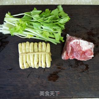 香芹炒豆干的做法步骤：1