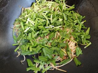 辣酱炒韭菜绿豆芽的做法步骤：7