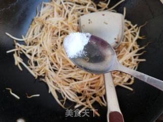 辣酱炒韭菜绿豆芽的做法步骤：6