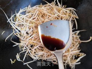 辣酱炒韭菜绿豆芽的做法步骤：4
