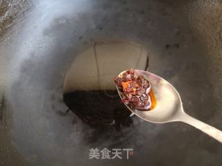 辣酱炒韭菜绿豆芽的做法步骤：2