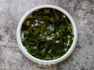 香菜拌小海带的做法步骤：2