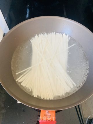清汤面的做法步骤：2