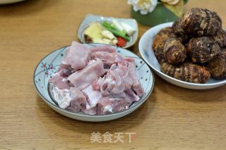排骨炖芋头的做法步骤：1