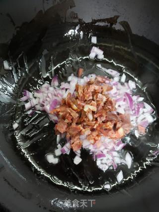好吃到舔盘子的辣白菜香肠炒饭的做法步骤：7