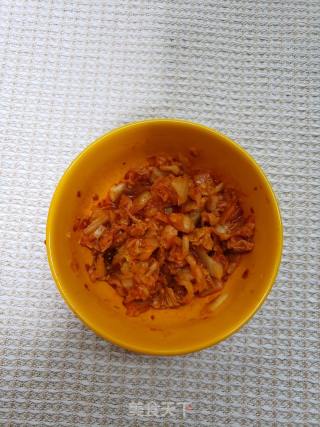 好吃到舔盘子的辣白菜香肠炒饭的做法步骤：4