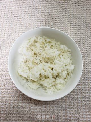 好吃到舔盘子的辣白菜香肠炒饭的做法步骤：1