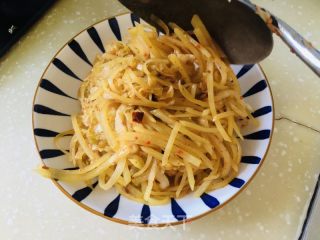 酸菜炒土豆丝的做法步骤：11