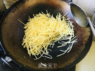 酸菜炒土豆丝的做法步骤：4