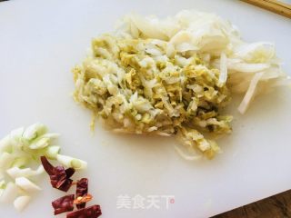 酸菜炒土豆丝的做法步骤：2