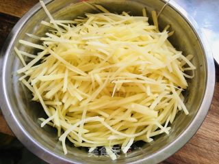 酸菜炒土豆丝的做法步骤：1